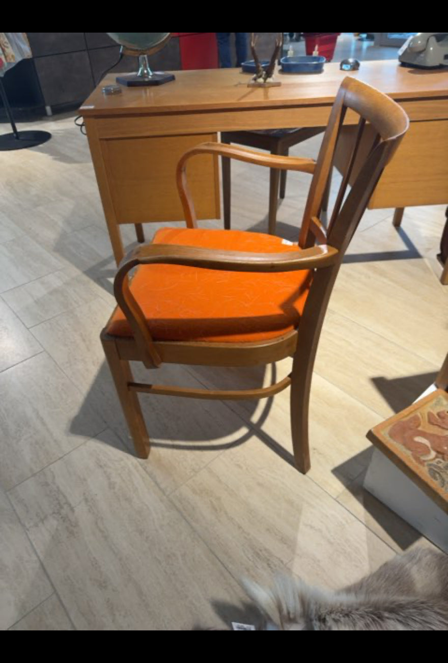 Stol i træ med orange betræk